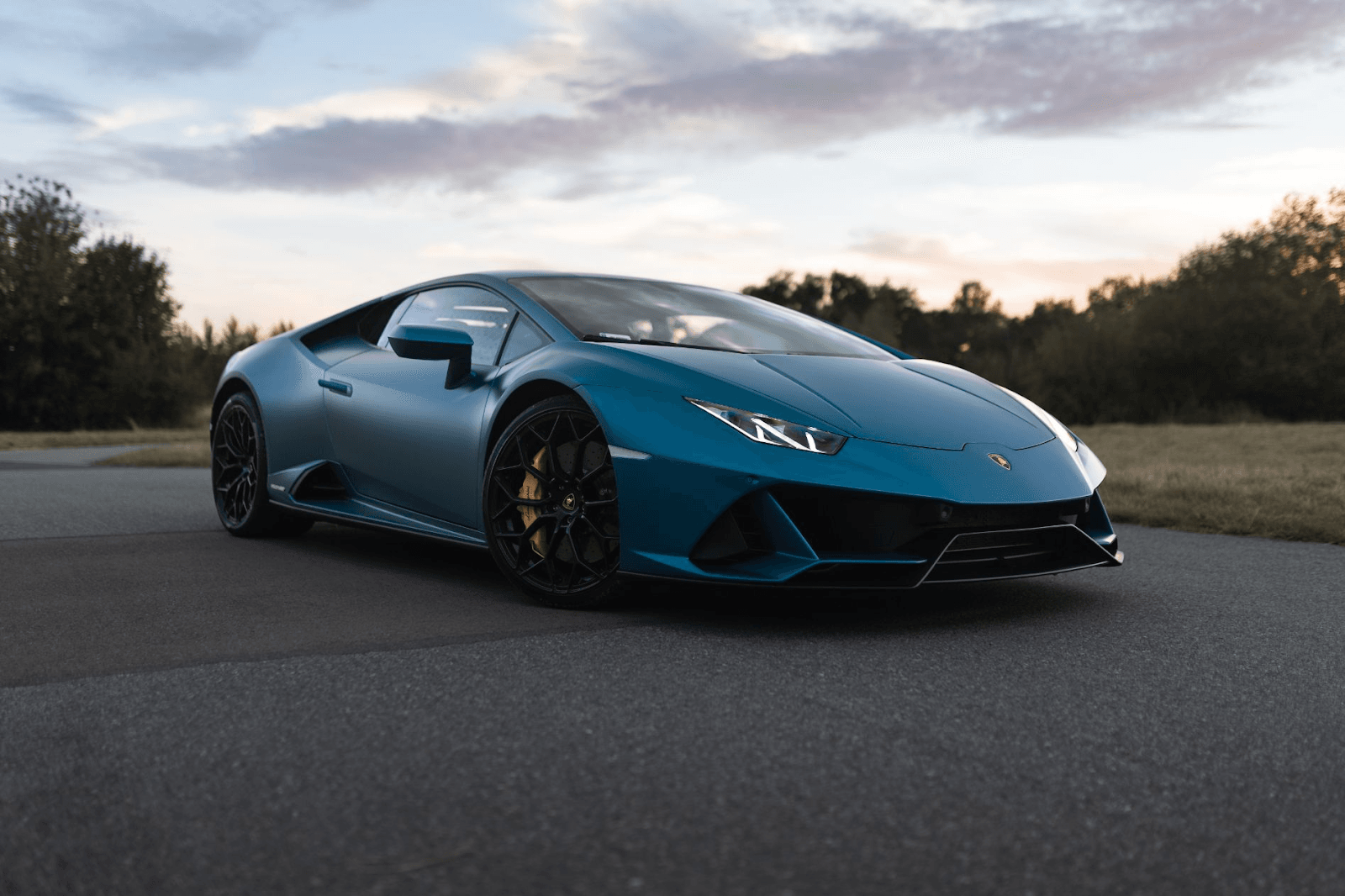 Gdzie najlepiej wypożyczyć sportowe auto?